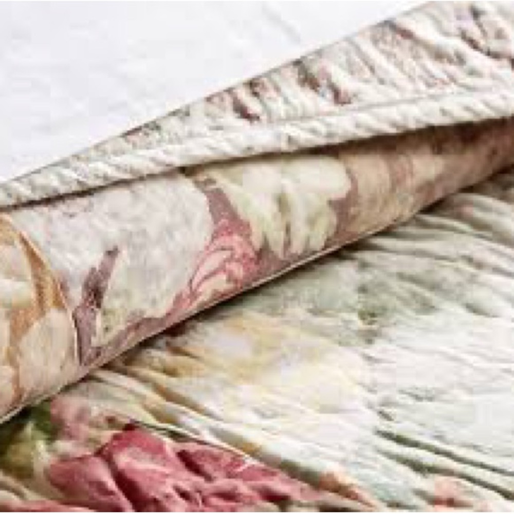 Carolina Floral Patchwork Reversible Cotton Quilt &  two Shams, king size